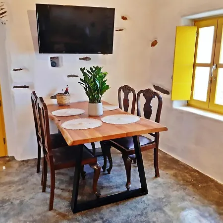 Kostoulis Traditional House Apartment Lefkes (Paros)